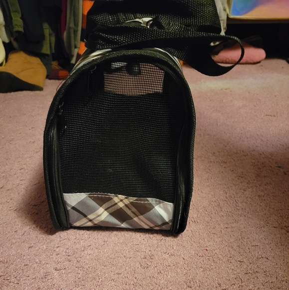 Small dog or cat carrier, zipper goes all the way around, see photo, weighs 3lbs - Picture 2 of 5